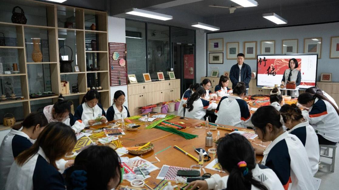 为非遗“添彩”，为青春“赋能”：江苏建院的文化育人新实践